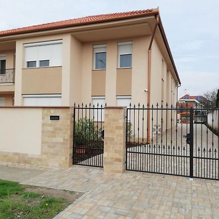 Imola Es Andrea Apartmanhaz 3 Хайдусобосло Экстерьер фото
