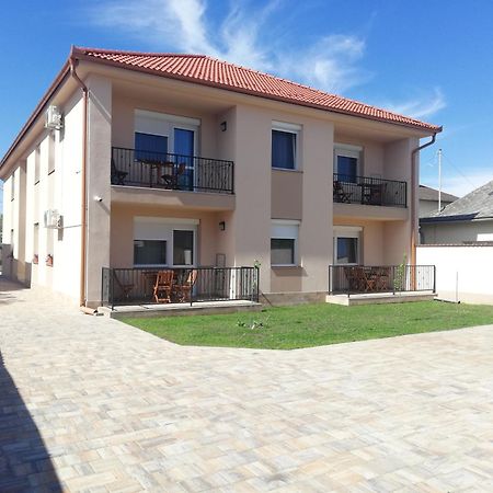 Imola Es Andrea Apartmanhaz 3 Хайдусобосло Экстерьер фото