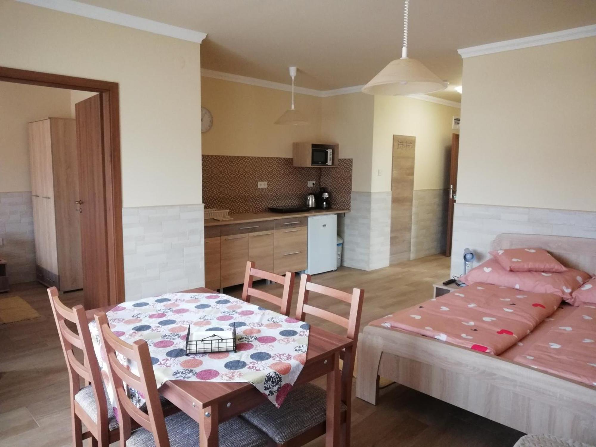 Imola Es Andrea Apartmanhaz 3 Хайдусобосло Экстерьер фото