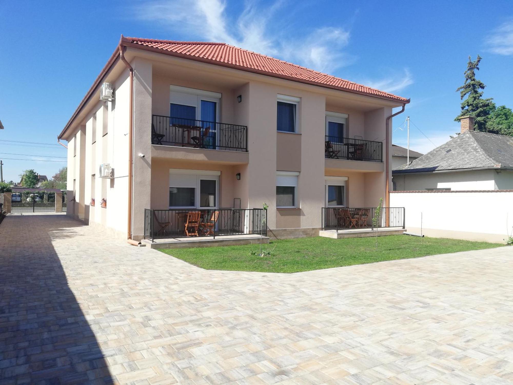 Imola Es Andrea Apartmanhaz 3 Хайдусобосло Экстерьер фото